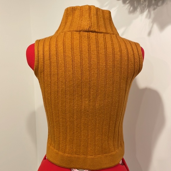 D. Exterior Cropped Sweater - Picture 4 of 7